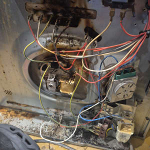 חיווט חשמלי ותיקון מכשיר חשמלי עם חוטים וצינורות