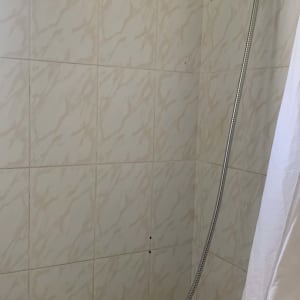 ראש מקלחת וברז בחדר אמבטיה