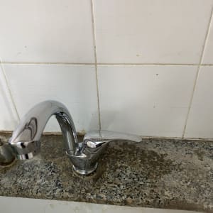 ברז כרום מותקן על משטח שיש במטבח