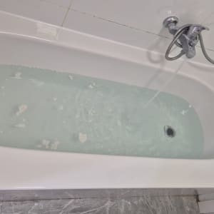 אמבטיה עם מים זורמים, מתאים לחיפוי אמבטיות