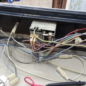 חוטי חשמל צבעוניים מחוברים למכשיר חשמלי