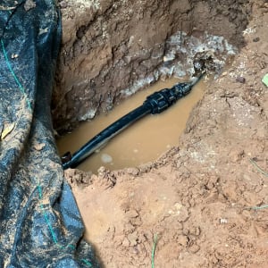 תמונה של צינור מים באדמה רטובה