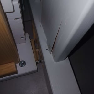 חיבורי עץ עם ברגים וסדק בעץ לבן