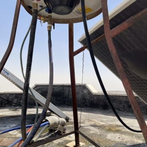 דוד שמש עם צינורות על גג