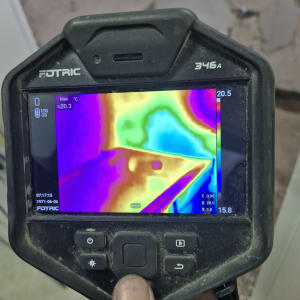 מצלמה תרמית מציגה תמונה צבעונית של חום וקור