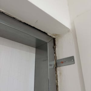 מסגרת מתכת לדלת עם תושבת קיר