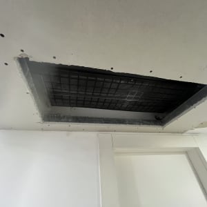 פתח תקרה עם רשת שחורה, עבודה של שיפוצניק