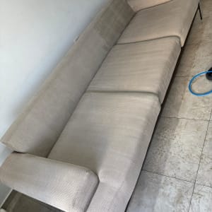 ספה נקייה עם כלים לניקוי ספות ברקע