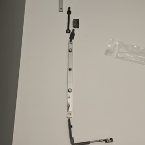 חלקי מתכת וכלים המיועדים לתריסים