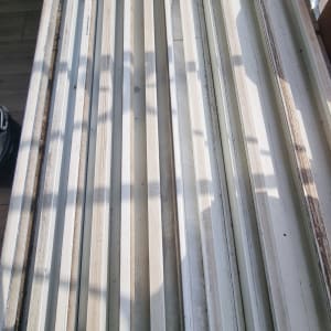 מסילות חלון מלוכלכות לפני ניקוי