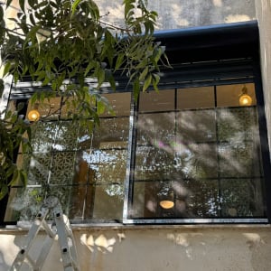 התקנת חלון אלומיניום בפרופיל בלגי עם תריס גלילה סמוי