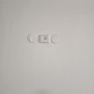 שקע חשמל מותקן על קיר לבן