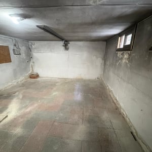 חדר ריק עם קירות בטון ורצפת אריחים