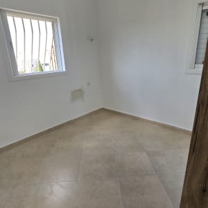 חדר ריק עם קירות צבועים ולוח עץ בצד