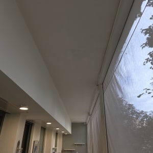 תקרה צבועה עם תאורה ומוצרים מכוסים בניילון