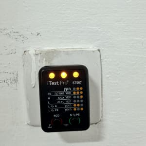 בודק שקע חשמלי עם נורות חיווי דולקות