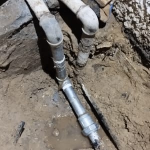 צינורות מים ותיקון חיבורי אינסטלציה באדמה