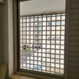 חלון עם מסגרת אלומיניום וסורגי מתכת