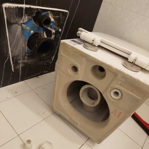 חלקי אסלה וכלים סניטריים על רצפת חדר אמבטיה