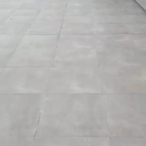 רצפת אריחים אטומה במרפסת חיצונית