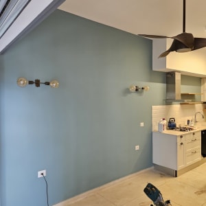 קיר צבוע עם כלים לצביעה ושיפוץ