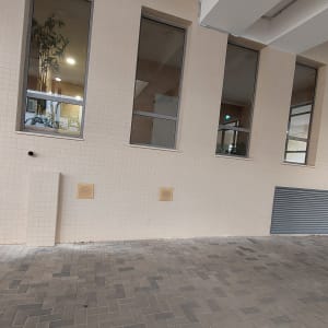 תאורה על תקרה, חוטי חשמל לאורך הקיר