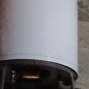 דוד שמש מותקן על קיר עם צינורות