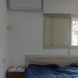 מזגן מותקן על קיר בחדר שינה