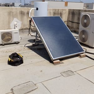 פאנל סולארי על גג עם ציוד חימום מים
