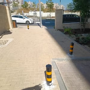 עמודי חניה מותקנים על מדרכה ליד כביש