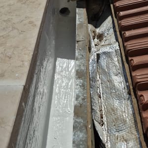 תמונה של גג עם חומרי איטום ותיקון