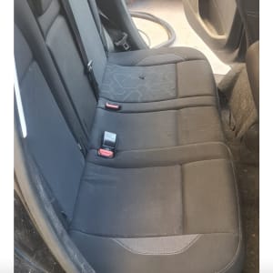 מושב רכב מלוכלך לפני ניקוי