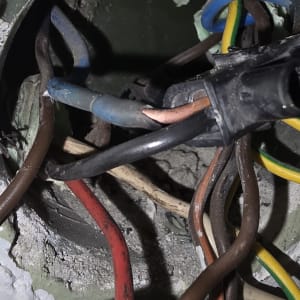 חוטי חשמל צבעוניים מחוברים בקופסת חיבורים