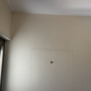 קיר עם חור להתקנת מזגן