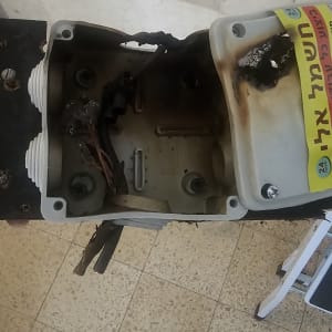 תמונה של קופסת חשמל שרופה על רצפה