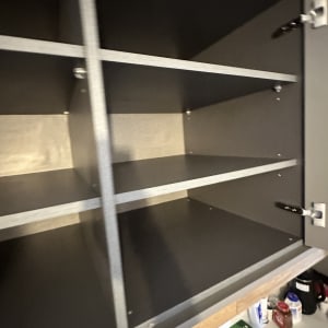 מוצרי ניקוי על מדף, נייר טואלט, מטליות