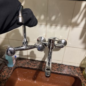 ברז מטבח מותקן מעל כיור עם אריחי קרמיקה