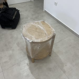 שולחן עטוף בניילון על רצפה עם תיק שחור