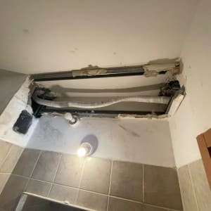 תקרה עם חור בגבס וצינורות חשופים