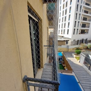 רשת מתכת מותקנת על מרפסת למניעת כניסת יונים