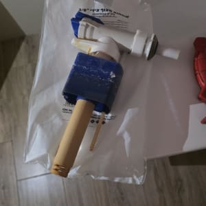 חלקי אינסטלציה על כיור בחדר אמבטיה