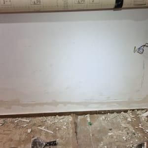 עבודות חשמל עם חוטים חשופים וקיר מתוקן