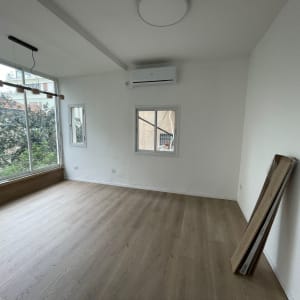 חדר עם קירות גבס ולוחות עץ על הרצפה