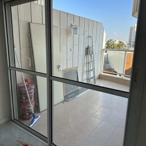 תריסים סגורים על חלון זכוכית במרפסת