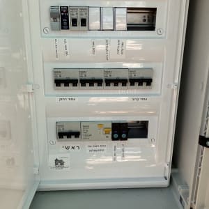 לוח חשמל עם מפסקים ותוויות בעברית