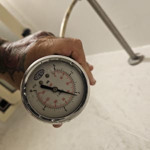 מד לחץ מים ביד אדם, צינור ברקע