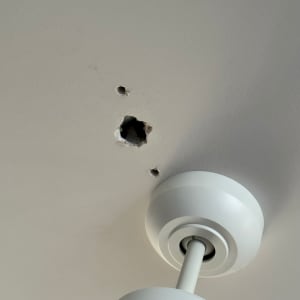 תקרת גבס עם חורים ותאורה