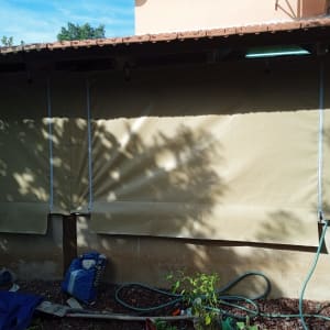 סוכך בד חום עם מוטות תמיכה לבנים