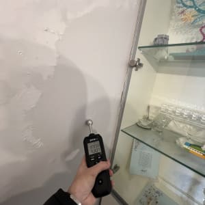 מד לחות דיגיטלי מוצמד לקיר לבן