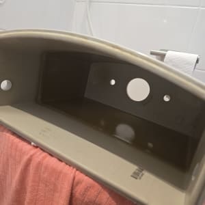 כיור מונח על מגבת בחדר אמבטיה